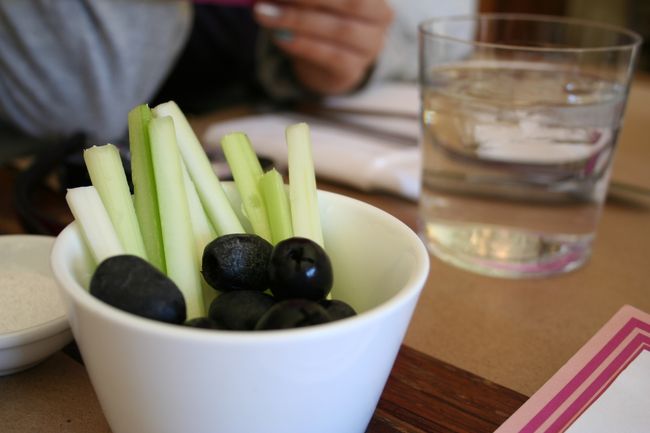 お通し？（そんなわけがない）（居酒屋じゃないんだから）<br />オリーブとセロリです。