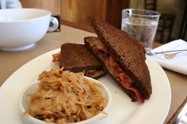 これは友人の注文したサンドイッチ。<br />マーマレードとベーコンか何かのサンドイッチ。<br />甘いマーマレードが意外と好相性だそう。<br />手前に写っているのはポテトらしいです。