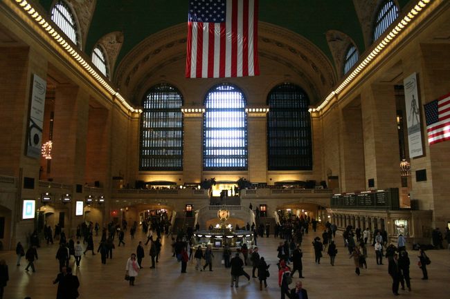 グランドセントラル駅到着！<br />ものすごい駅構内でした。感動！<br />こんなにすごい駅、ヨーロッパでも見たことない…！<br />観光客がみんな写真を撮っていました。<br /><br />ここから歩いて国連本部へ向かいます。