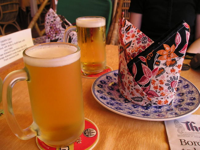 〔写真：まずはアンコールビール。０，５０ドル〕<br /><br />　カンボジアの料理は日本人の口に合う、と妻は何かで読んだそうで、<br /><br />　ポークソテーの付け合せの酢の物はまさに日本で食べる味。<br /><br /><br /><br />　ホテルでは、まだ幼さの残るボーイさんが部屋まで案内をしてくれました。