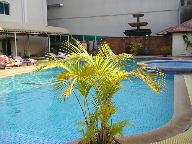 　ボーイさんはしきりに午後の予定を聞いてきます。<br /><br />　私らは、昨日の移動の厳しさが今頃になって眠気を誘うので<br /><br />　｢疲れたから、とりあえず寝るよ。｣<br /><br />　というと、<br /><br />　｢では、その後はどうしますか。｣<br /><br />　なかなか、引き下がりません。<br /><br />　｢そうだね‥‥。あっ、この辺でアプサラの観れるところはないかな。｣<br /><br />　彼の目が輝いて、<br /><br />　｢このホテルの向かいには、有名なアプサラの鑑賞できるレストランがあります。｣<br /><br />　｢あ、そうなの。」<br /><br />　｢予約を入れておかないと良い席で見れません。私が予約を入れましょうか？｣<br /><br />　｢そうねえ。後でお願いするヮ。」<br /><br />　ほとんど寝ぼけ声の私に、ちょっと残念そうに<br /><br />　｢じゃあ、遅くとも３時までには予約を入れたほうが良いですから。私はフロントにいるので申し付けてください。｣。<br /><br /><br />　<br />　