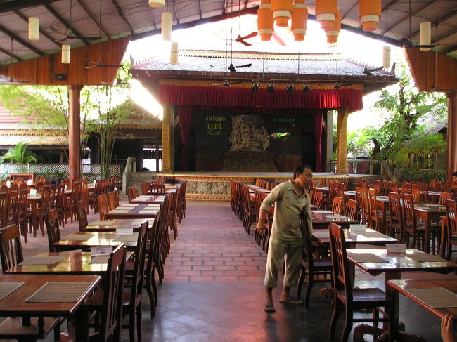 　クーレン?は、先ほど気づかずにいましたが、ホントにホテルの目の前にあります。<br /><br />　ボーイ君と一緒に行くと、係りの人が来て自分で気に入った席を予約できます。<br /><br />　写真の舞台に向かって右手の列の中ほどに席を決め、後は待つばかり。