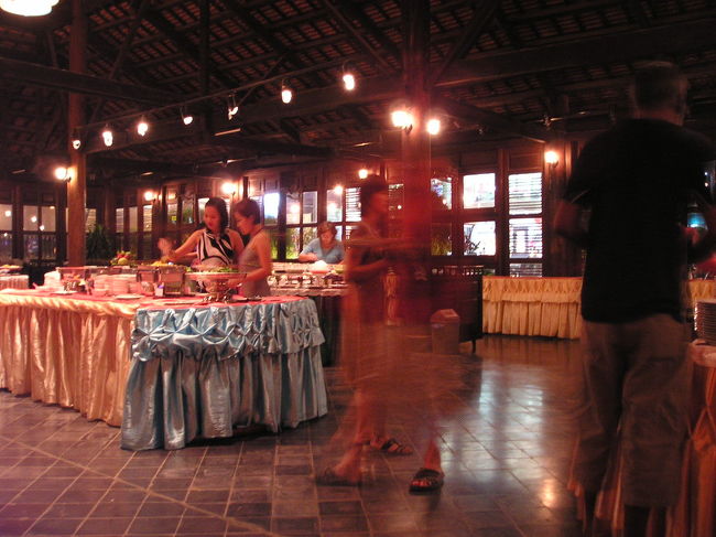 　６時半に行くと、すでにすっかりバイキングの支度が整っています。<br /><br />　