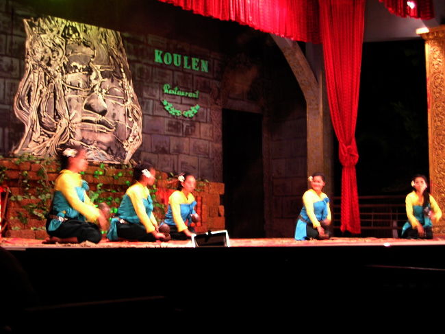 　ちょうどおなかも満たされてきた頃に、いよいよアプサラダンスが始まります。<br /><br />　アプサラとは天女のことと聞いていますが、<br /><br />　ステージでは、天女はもちろん、農村の恋物語をミュージカルっぽく(せりふ、歌はなし)仕立てたものなど、退屈しません。