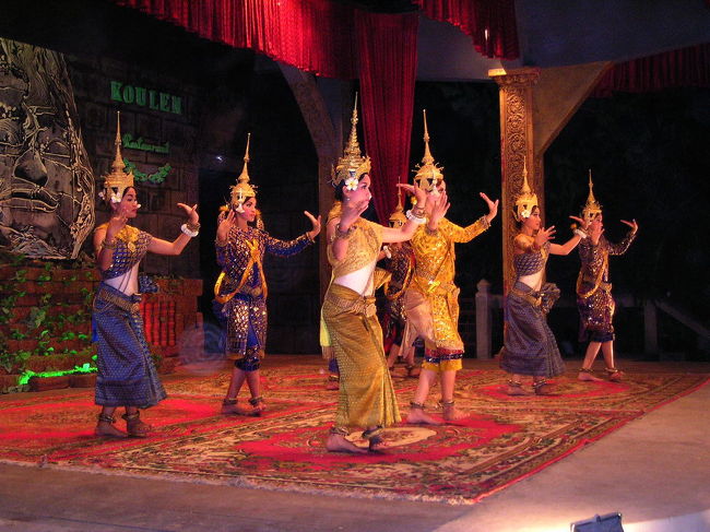 　他の観客の邪魔にならないように、そっと舞台の袖に近づいて、<br /><br />　間近でその踊りを見ると、指先にはとても力が入っていて、<br /><br />　その先端部に至るまで神経が張り詰めているのが伝わってきます。<br /><br />　しかし、その表情はあくまでも天女のごとく優雅。