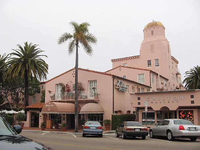 ラ・ホヤの海岸を見下ろすように建っている淡いピンクの壁のコロニアル調のホテルが「ラ・バレンシア・ホテル」です。中のロビーや海を見ながらのお食事が最高だったみたいですが、散歩の途中に外から眺めただけ。。。残念！