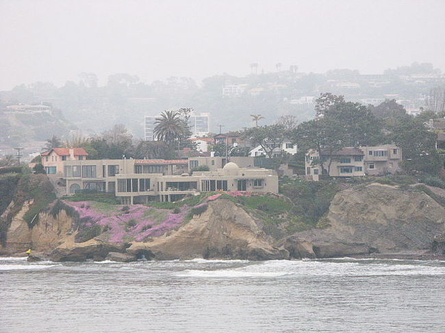 海の向こう側の別荘の前面の崖には芝桜のようなピンクの花が。。。