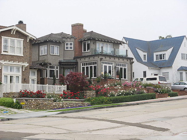 住宅街の家々にも花がたくさん咲いて心が和みます。。。