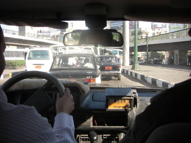 愛車を修理に出したらしく、タクシーにて帰宅。<br />エジプトのタクシーはボロボロ車である。<br />最近、エアコン付きのきれいなタクシーも出てきたけど。