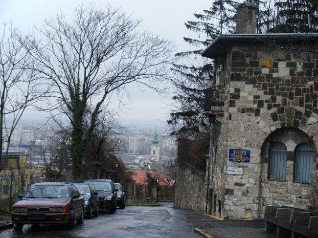 第２章　はじめてのブダペスト<br /><br />ブダペスト散策の第一歩はモスクワ広場からミニバスを利用して王宮まで登る。王宮入り口手前の路地。雨の日だからこそ絵になる風景もあります。