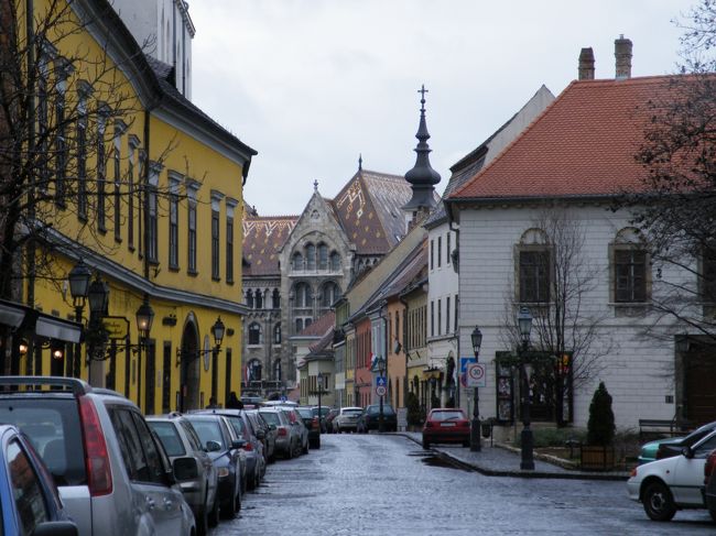 雨も似合うが雪も似合いそうな王宮内の通り。<br />絵にして左の黄色い壁を描くと違和感が出るかもしれないが、現物はいかにも調和しています。