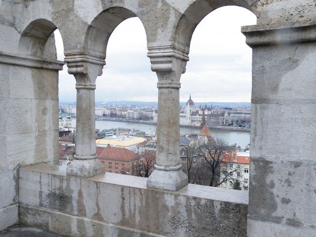 漁夫の砦から望む国会議事堂。手前の石造りを入れて向こう側を撮ると、向こう側の景色が小さくなりすぎ、人間の目で見た感覚とは違ってしまう。スケッチをしてから写真を撮ると遠近の違いがよくわかります。