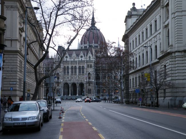 国会議事堂が見える風景。<br />重厚な歴史的ビル街から見える国会議事堂の構図では、ドーム屋根の曲線が縦と横の線で構成される退屈な都会の風景にアクセントを与えてくれる。