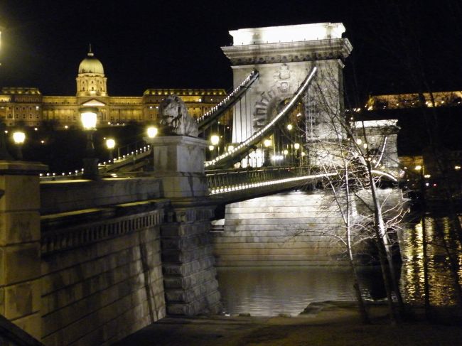 鎖橋ごしに望む王宮。<br />デジカメの夜景モードでは、くっきり写るが肉眼で見るより明るく撮れます。記録写真としては使いやすいが、色は絵の参考になりません。これはカメラが造った風景です。