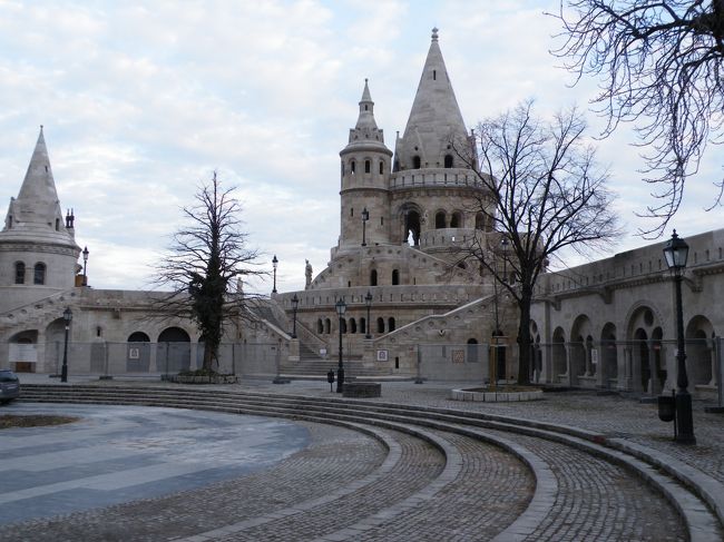 漁夫の砦。<br />マーチャーシュ教会とともに工事中で思うようなアングルが取れませんでした。<br />あまりにメルヘンチックで絵にする場合もテーマ的に偏ります。童話の挿絵などには適しますね。