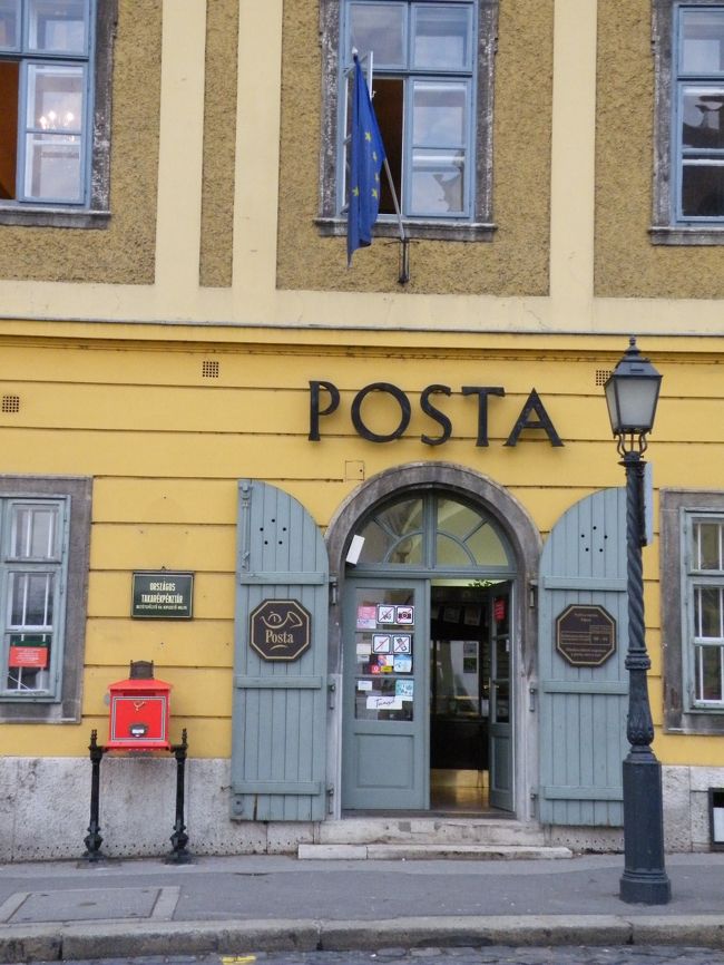 王宮内の郵便局。<br />こういう資料も各国の個性ある雰囲気を捉えるには重要です。街灯、木の扉、窓枠の造作、どれをとっても美しいモチーフになります。