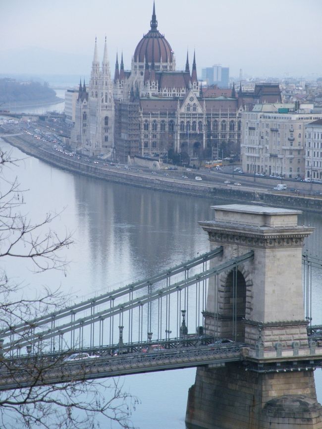 ブダペストの写真ではよく見る構図です。<br />縦構図にすることで、奥の議事堂を大きく捉えられます。