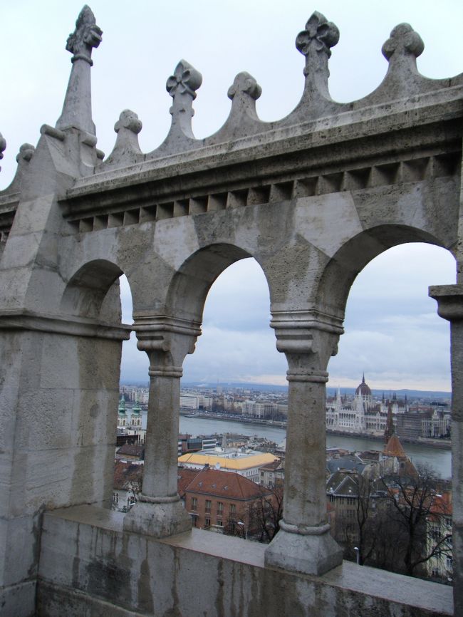 漁夫の砦の回廊。<br />造作としては変化に富んで面白い。