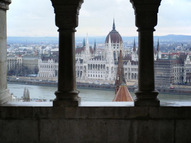 漁夫の砦から対岸の議事堂を望む。<br />構図としては面白いが、奥の議事堂がメインになるように大きく捉えたい。肉眼で見ると議事堂しか見ていないはずです。