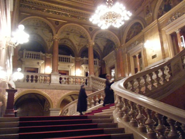 オペラ座にて。<br />豪華な内装と階段、着飾った観客に圧倒されます。<br />日中は景色を求めて歩き回り、日が暮れると音楽で体を癒します。<br />この日の演目はラボエームでした。Ｓ席で５０００円位です。