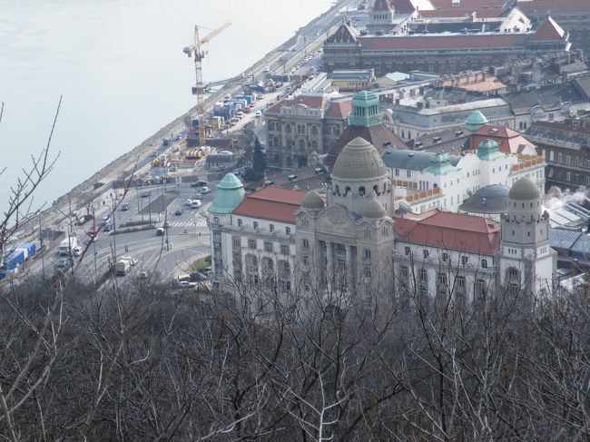 ゲレルト温泉を俯瞰。<br />ゲレルト丘から徒歩で下っていくと有名な温泉があります。トルコ風の建物でした。歩きつかれた家族を癒す時間です。