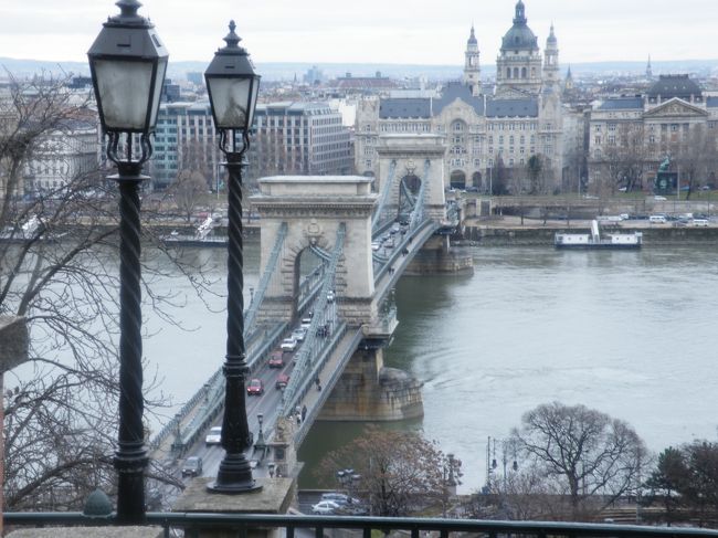 ここも必ず出てくる鎖橋の風景。<br />ケーブルカーの線路を跨ぐ道に設置された街灯を手前に配して。