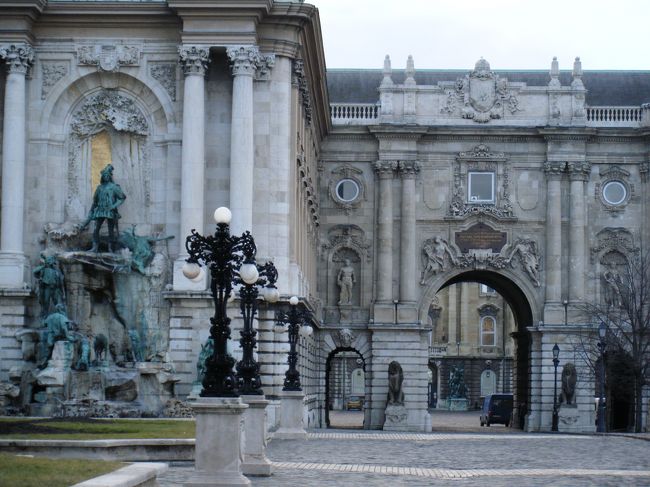 王宮の一隅。<br />左の彫刻、手前の街灯、奥のくぐり門と、いかにも欧州らしい歴史を感じる場所でした。