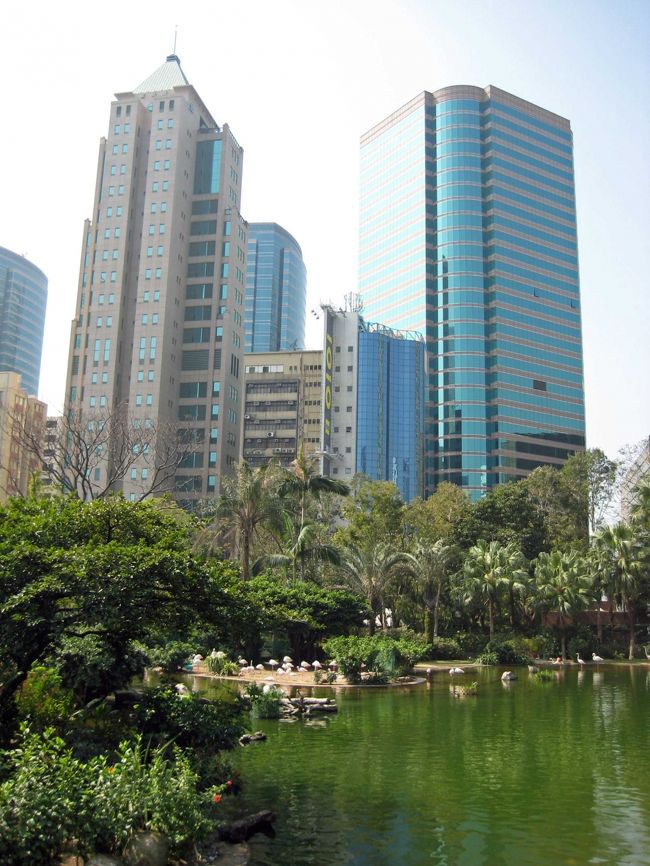 こんな所にフラミンゴ。<br />しかも、飛ばないように羽がカットされている。<br />なんだか可哀相な･･･。<br />首から上が黒い白鳥もここのウリらしい。<br />まぁ、ビルの谷間のちょっとした都会のオアシスなのでしょう。<br />