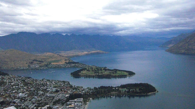 スカイラインで山から街並みを眺める。<br />曇り空にもかかわらず、ワカティブ湖が綺麗です。