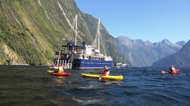 ミルフォードサウンドのクルーズ<br />シーカヤックを漕ぎながら撮影した、危ない写真