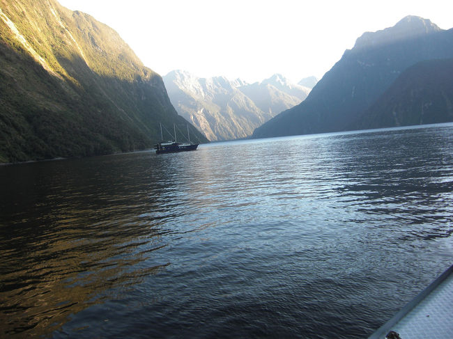 ミルフォードサウンドのクルーズ<br />夕暮れ（といっても午後９時すぎ？）