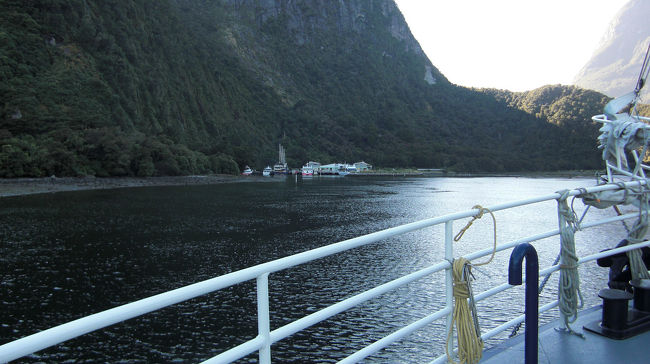 ミルフォードサウンド<br />ドックが見えてきました。