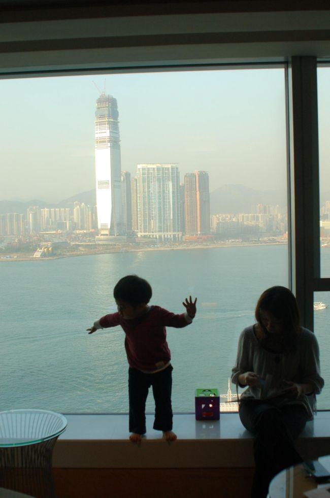 子連れに優しかった点：<br />・部屋にベビーベッドとベビーバスが用意されていた（使わなかったけど）。<br />・幼児用のシャンプーや液体石鹸、紙おむつなどの消耗品が一式。<br />・はめこんで遊ぶ、持ち帰り自由のおもちゃに感動。子供はかなり気に入った様子でした。<br />・ウエルカムフルーツがたっぷり。大人にはウエルカムティー、子供には牛乳とマシュマロを頂きました。<br />・後で書きますが、レストランでは非常に温かいもてなしを受けます。<br />・今回は使いませんでしたが、子供向けのルームサービスが充実。<br />・お風呂には、壁に埋め込み式のテレビがあり、寝ている子供を起こさずに映画やニュースが楽しめます。<br />・子供用バスロブとスリッパも。<br /><br />部屋は２２階。エレベーターが速い！　部屋はダブルベッドと、椅子２客に机というシンプルな造り。<br />いつオープンしたのか知りませんが、部屋は奇麗で清潔。落ち着いていて上品な色遣い。<br /><br />窓が大きくて気持ちがいい！！<br />子供は窓にぺたっとくっついて、離れません。（怖くないんかいな？）<br />九龍半島や、香港島の銅鑼灣（コーズウェイベイ）が見えますが、ハーバービューを最重視するなら、九龍から香港島を眺められるホテルを選んだほうがいいと思いました。<br />船着場のそばにあるので、せわしく行き交う船の様子がよく見えます。ぶつかりそうになりながらも上手にすり抜けていく姿に感心しました。