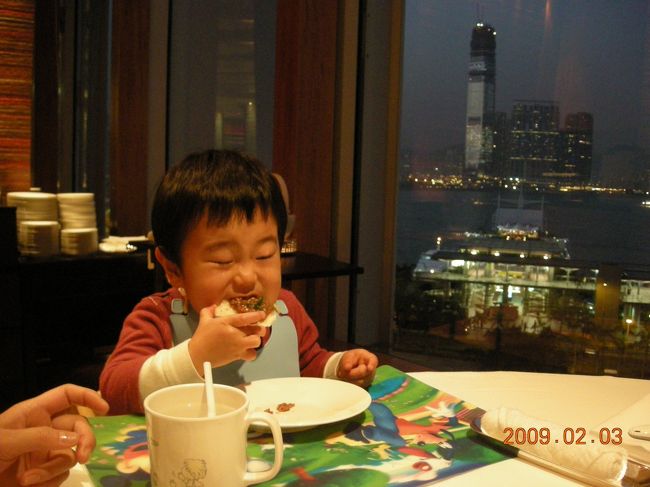 到着日はあまり遠出したくなかったので、<br />ホテルのレストラン「景龍軒」に。<br /><br /><br />予定の午後６時に店へ出向くと、入って左側の、２０卓ほどある広間に通されました。<br />（右側の広間は、もう少し大きかったような印象）。<br /><br />さっそくベビーチェアーを用意してもらい、「機関車トーマス」の絵本兼シール本をいただきました。<br />おしゃれでスタイリッシュな空間なので、子供が騒ぎ出したらすぐ帰る予定でしたが、<br />本をもらってご機嫌に。ありがたい心遣いに感謝。<br /><br />機関車トーマスって広東語では「湯瑪士小火車」って書くんですね。<br /><br />メニューはコース料理を頼もうと思っていたのですが、（確か）１種類しかなかったので、<br />アラカルトで。どれも上品な薄味で、子供でも十分楽しめます。<br /><br />前菜というか、突き出しとして、かりかりに揚げて薄く延ばしたおこげの上に中華味噌で合えたミンチ肉が載ったものが最初に出てきた。<br />上品な味。さくさくとした食感がおもしろい。