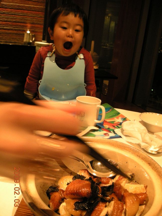 子供の腹をスープで膨らしてしまえと、コーンスープを頼む。<br />これが正解。「腹減った」とやや不機嫌気味だったのに、ぴたりと静かになる。<br /><br />正確な名前は忘れましたが、青菜の蟹あんかけ。<br />薄味だが、野菜の旨みがあふれてくる。<br /><br />この店の名物料理と聞いていた「龍景脆皮雞」（クリスピーチキン）<br />土鍋の蓋を取ると、湯気が上がる。<br />子供が「うああぁぁぁ〜」と歓声というか感嘆の声を上げ、周りのスタッフに笑われてました。<br />ハーフサイズ（半羽）を頼んでいたのですが、結構な量。<br />トリュフがふんだんに使われています。<br />鶏の旨みが凝縮されています。皮が甘くて美味。<br /><br />シーフードチャーハンも食べてお腹はいっぱい。<br />デザートも楽しみたかったのですが、満腹なので泣く泣く諦めました。<br /><br />最後にお店のサービスで中国菓子を頂きました。これまた上品な味。<br /><br />麦酒を２本飲んで計１２００HKDほどでした。 