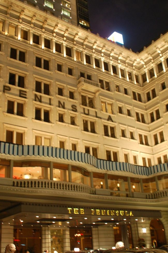 次はペニンシュラへ。<br />子連れにはやや敷居が高いかなと結構心配していたのですが、<br />ホームページに「スーペリアハーバービュースイート」のお得なプランを見つけたので、<br />勢いで予約してしまいました。１日あたり５０００HKD。<br /><br />フォーシーズンズと同じように、子供の名前と歳を伝えておきました。<br />「ベビーベッドは必要か」と日本語でメールが来たので「不要」と回答。日本語がきっちりと通じるのも嬉しいというか、安心感があります。<br />また、ランチの予約をお願いしておきました。