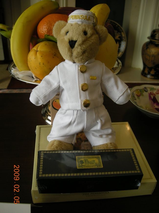 フォーシーズンズを９時半ごろチェックアウトし、ペニンシュラには１０時ごろ到着。<br />タワー棟の角部屋。寝室とリビングの２部屋に、ウオークインクローゼット、ジャグジーつきで窓がとっても大きなお風呂。<br />間違いなく今住んでいるマンションより広い！<br /><br />子連れに優しかった点：<br />　ペニンシュラのぬいぐるみ（熊さん）を２つと、お風呂で遊ぶおもちゃを頂きました。<br />　幼児用のシャンプーや液体石鹸など消耗品が一式。スリッパは熊さんが描かれていて可愛らしい。<br />　チョコレートが２箱、ウエルカムフルーツがたっぷり。<br />　子供が楽しめる施設やレストラン、お店がずらり載った一覧表があります。今回は使わなかったけど、次回香港を再訪するとくには重宝しそう。<br />　従業員が気さくで、何かにつけ子供に気を配ってくれるのが感じられる。<br />