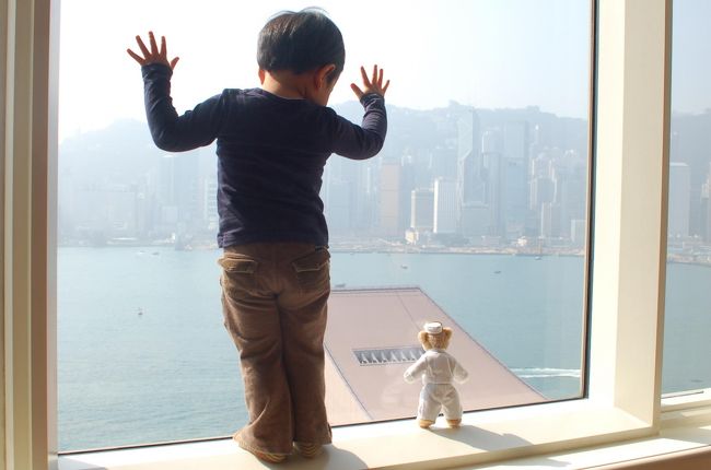 景色は、文句のつけようがありません。<br />お風呂もコーナーにあり、出窓が張り出しています。夜景は息をのむ美しさ。<br /><br />ウエルカムティーがおいしい。冷めても味が落ちなかった。<br /><br />部屋で景色を眺めているときに電話があり、<br />ナイトクルーズの招待を受けたので、ありがたく参加しました。<br />今回の旅行で一番記憶に残るイベントになりました。