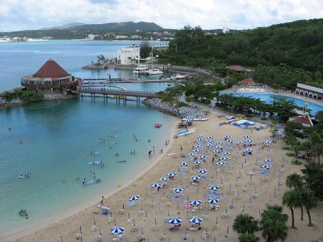 那覇空港に到着後、シャトルバスに乗車しました。空港から約１時間で恩納村にあるルネッサンスリゾートオキナワに到着です。バスは主要なホテルで停まるので、便利です<br /><br />写真はホテルのプライベートビーチです。９月でもまだまだ泳げます。クラゲが入ってこないように網がはってありました。もちろんプールもあります。天然温泉は改装中でした。宿泊客は多くて人気のホテルだと思いました。<br /><br />遠くに見える三角お屋根の建物はレストランで、２日目の夕食で利用しました。