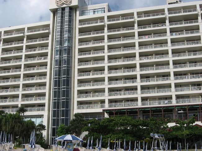 ホテルは全室オーシャンビューです。夜は、波の音が心地よかったです。<br /><br />今回はＪＴＢで予約したのですが、館内にＪＴＢのラウンジがあり、ケーキも食べ放題でした。多分ツアーのパック料金のなかに含まれているのだと思います。