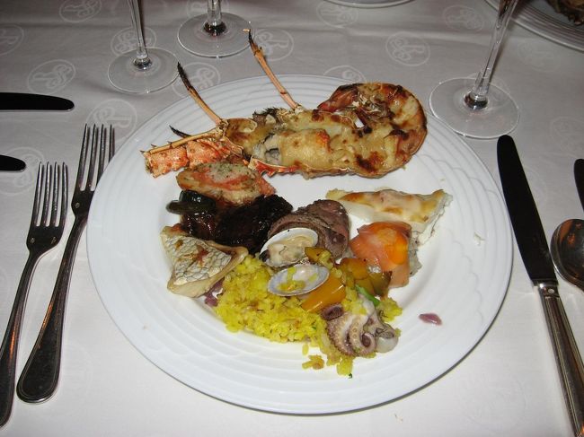 夕食は、ホテルの２階にあるコンチネンタル料理フォーシーズンでいただきました。予約されたほうがいいです。　ビュッフェ形式ですが、ワインのソムリエのかたが、ワインを選んでくださいます。<br /><br />ワイン代込みで１人６０００円くらいでした。