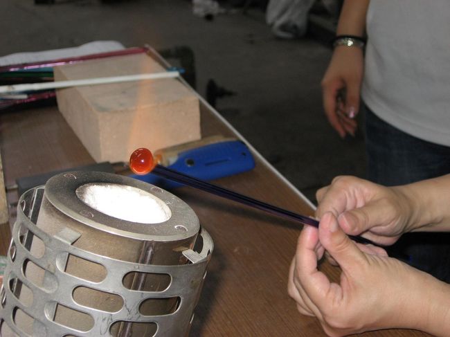 翌日は、系列ホテルのココガーデンリゾートオキナワへ無料のシャトルバスで行きました。こちらでは、クラフト工房があり、シーサー作りを体験しました。<br /><br />その後、恩納ガラス工房へ行きました。こちらも、無料送迎つきです。トンボ玉のアクセサリー作りを体験しました。