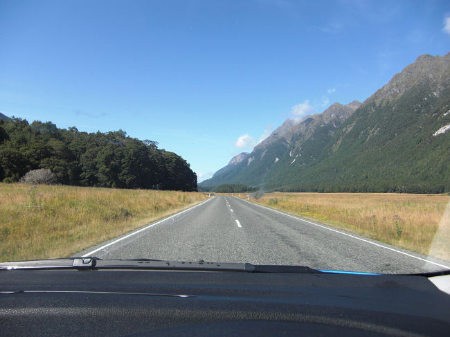 ミルフォードサウンド・ハイウェイの帰り道。運転しながら撮影したもの。