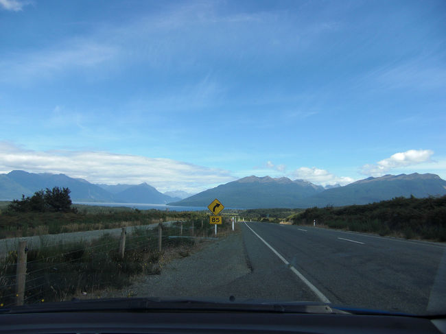 ティアナウ湖の遠景です。ドライブの途中で
