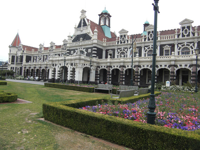 ダニーデン駅。<br />スコットランド風の建物