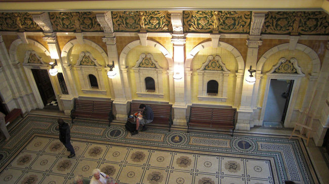 ダニーデン駅。<br />スコットランド風建物の中です。