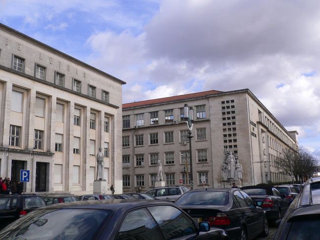 コインブラ大学の手前が文学部、後方が医学部。