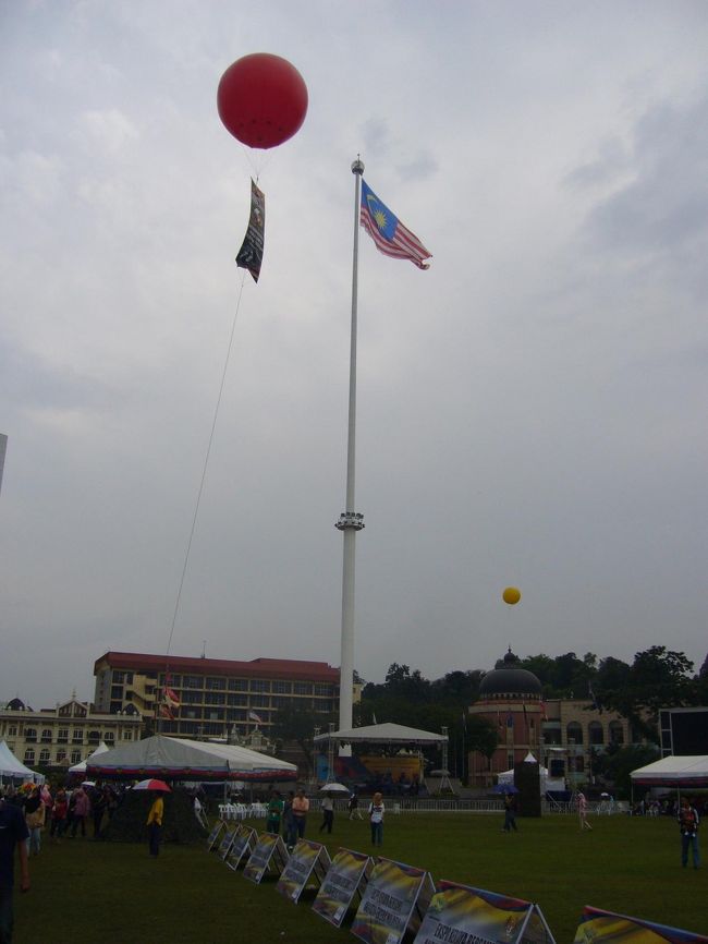 さっそくJalan Jalan開始！<br /><br />まずはムルデカ・スクエア(独立広場)へ。<br />風でマレーシア国旗がたなびいて…ません(汗)　<br />この日は風がなかった〜。
