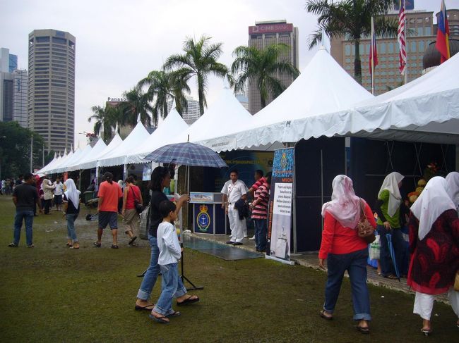 ムルデカスクエアでは、ちょうどイベント開催中。<br />何？何？ミリタリー・フェア？？？<br />