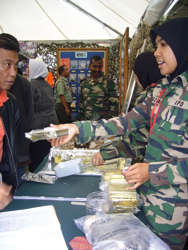 軍隊用の食事(ミリ飯というらしい)を試食できるコーナーがあった…けど、お腹いっぱいの状態だったので食べれず、残念。<br /><br />女の子の軍人さんもちらほらと。<br />頭にトドン(髪を隠す布)+軍服ってめずらしい。マレーシアならでは。